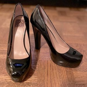Black patent leather Pour La Victoire heels
